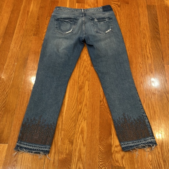 TRUE RELIGION STRAIGHT CROPPED WITH A RAW EDGE HEM WITH GOLDEN STUDS ABOVE. - Picture 5 of 6